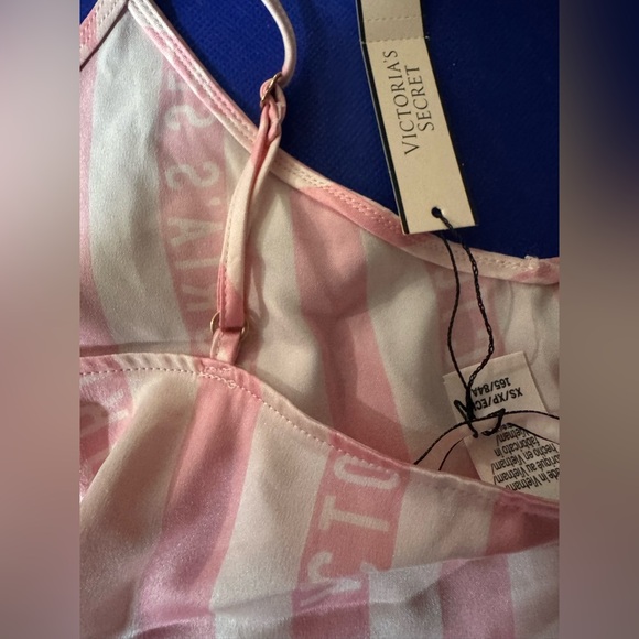 Victoria's Secret iconic logo print Pink/White Striped lounge top -NWT - Size XS - Picture 3 of 3
